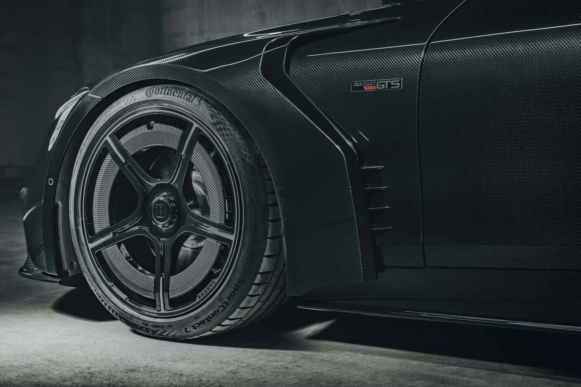 Brabus Rocket GTS front wheel with carbon aero disc and Rocket 1000 GTS fender badge