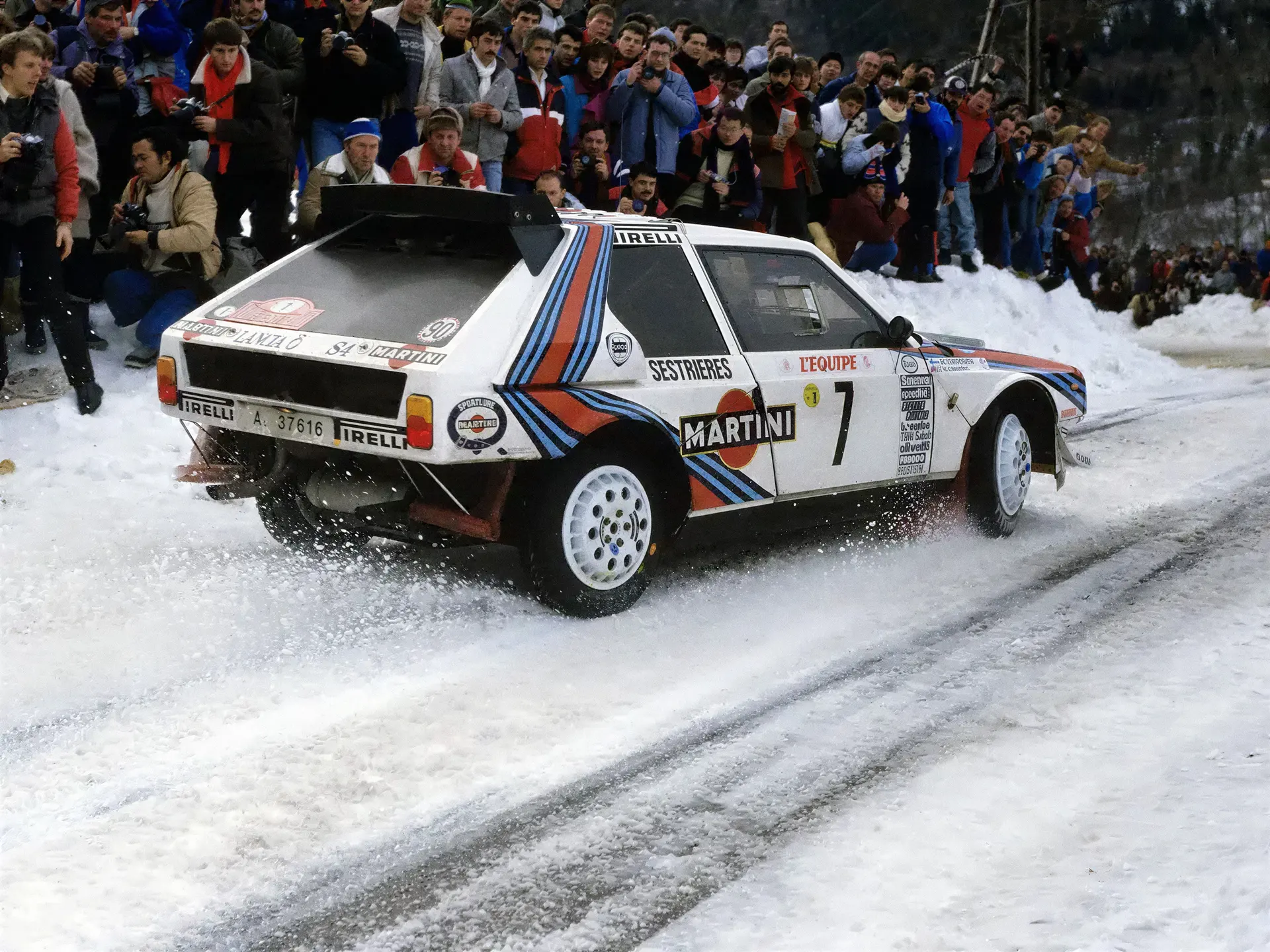 Spectators crowd the road at the 1986 Rallye Monte-Carlo