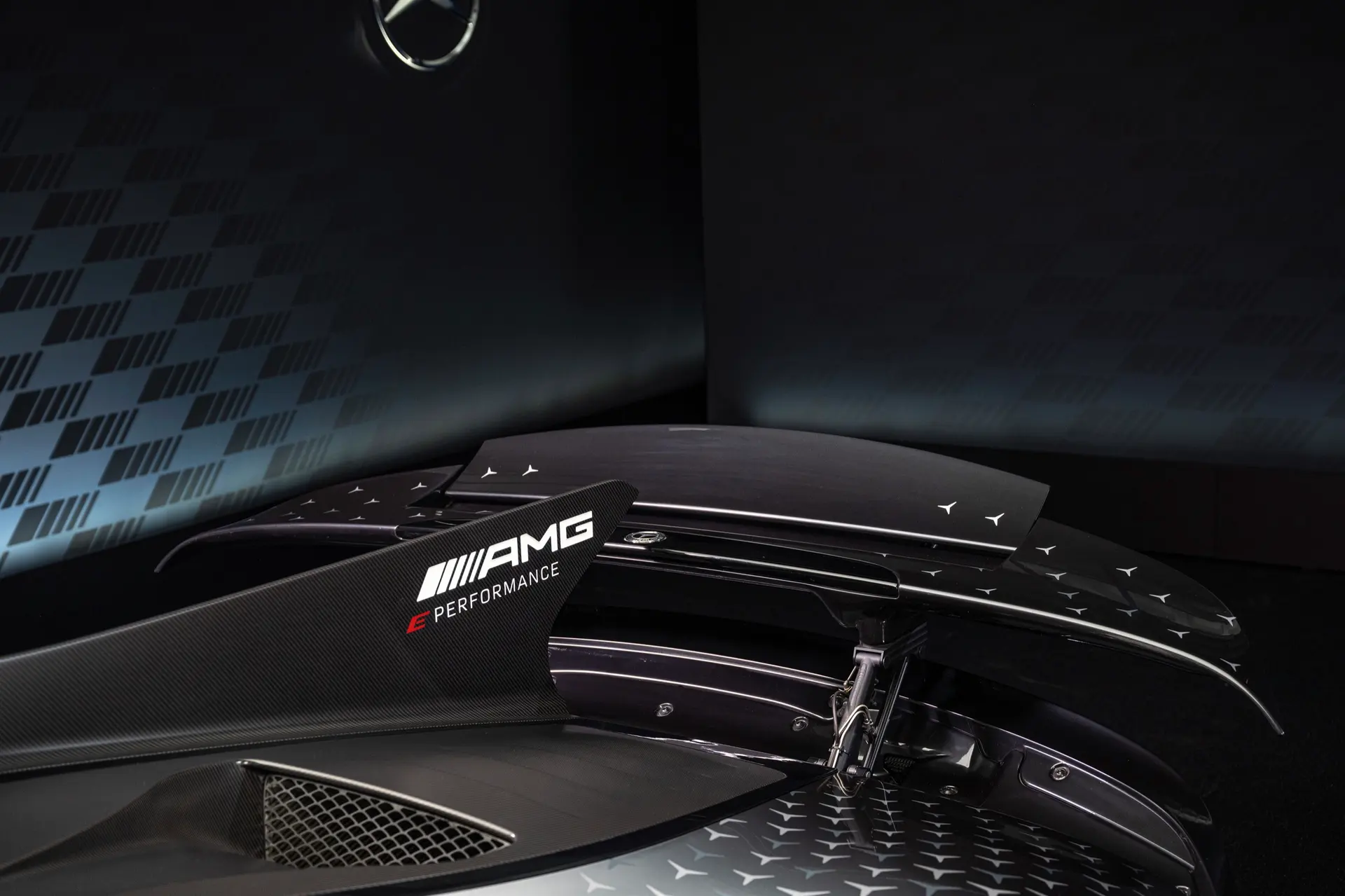 Two-part rear wing and central exhaust of the Mercedes-AMG ONE