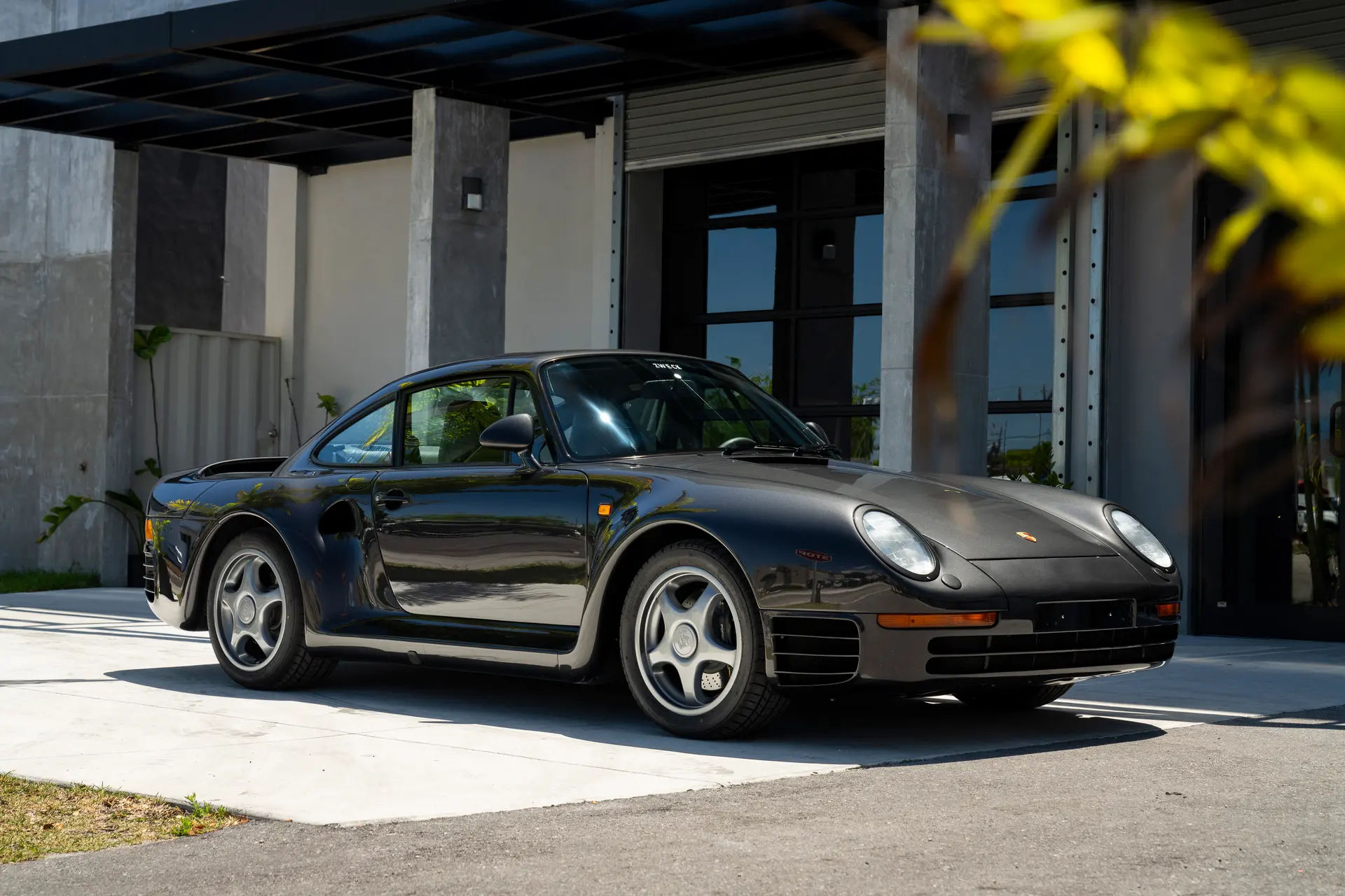 Graphite Metallic Porsche 959 Komfort, front-three-quarter view
