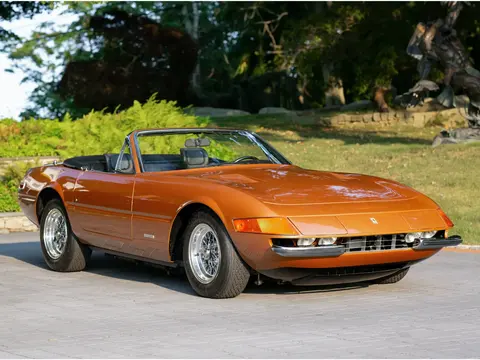 365 GTS/4 Daytona Spider by Scaglietti — photograph