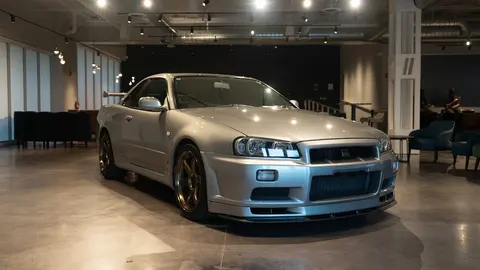 Skyline R34 GT-R V-Spec — photograph